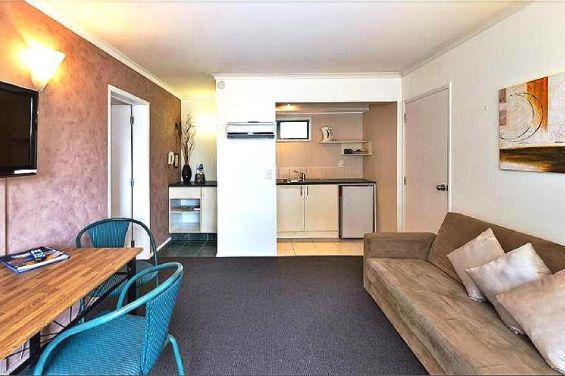 3-Bedroom Apartment - lounge